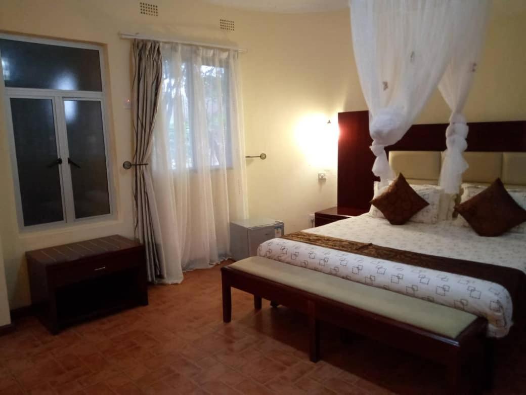 Chamba Valley Exotic Hotel Lusaka Exteriör bild